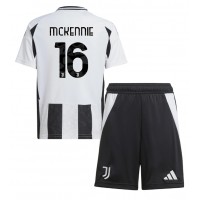 Juventus Weston McKennie #16 Heimtrikotsatz Kinder 2024-25 Kurzarm (+ Kurze Hosen)